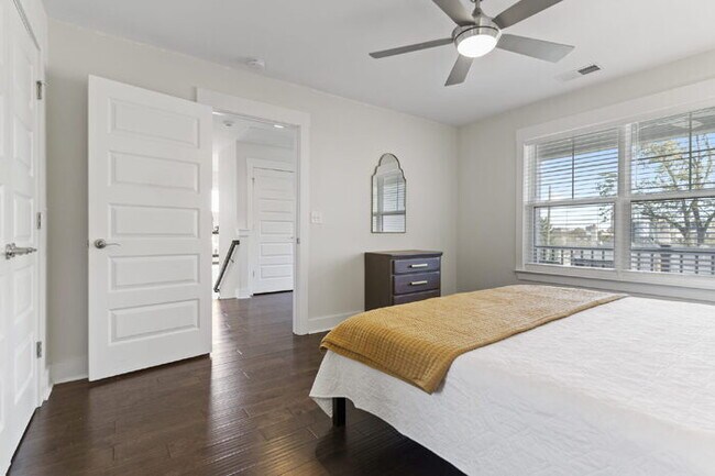 Building Photo - Luxurious 4-Bed Townhouse with Fireplace &...