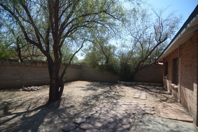 Building Photo - Remodeled 1 Bedroom 1 Bath House! Central Tucson Location!