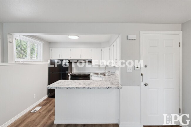 Building Photo - 3145 Sherbrooke Rd