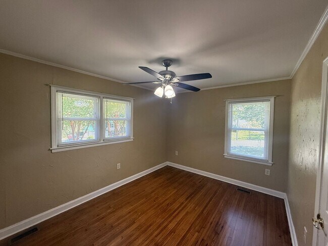Building Photo - Three bedroom, 1 bath house in Burlington