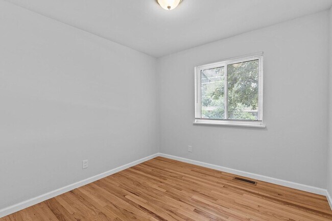 Building Photo - 2629 Glenoak Dr