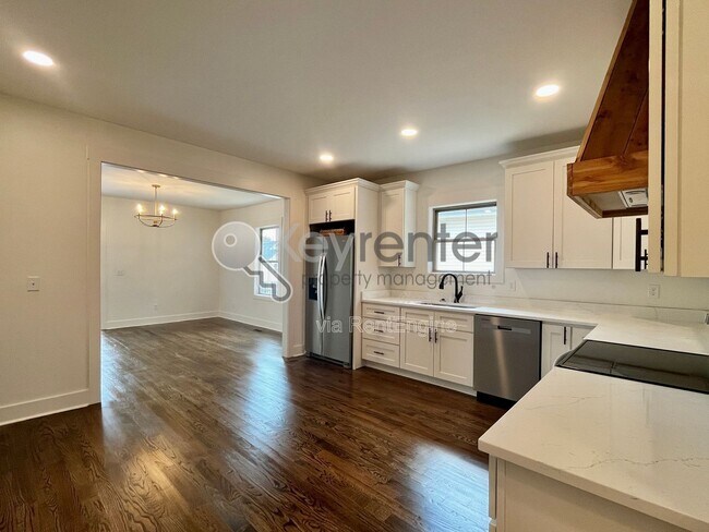 Building Photo - 3571 Crompton St