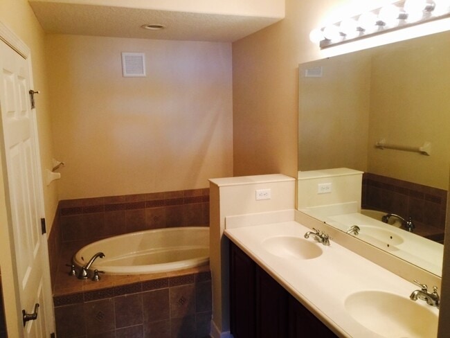 Building Photo - Luxurious 3 bed 2 bath condo with Great View in Toscana!!!