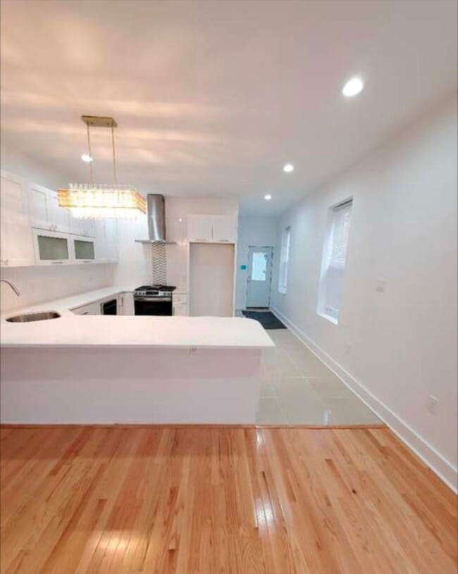 Building Photo - 5425 Catharine St