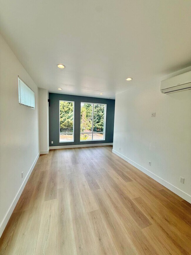 Building Photo - Spacious 3-Bedroom Townhome in the Heart of Greenwood