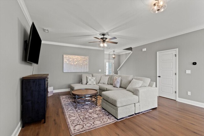 Building Photo - Fully Furnished and Move-In Ready! Flexible Lease Options Available!