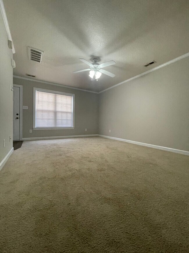 Building Photo - Splendid on Springwood