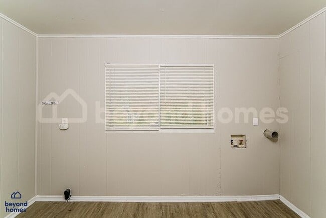 Building Photo - Spacious 3-edroom, 1.5-Bath home available...