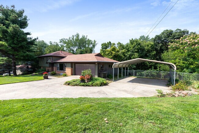 Primary Photo - 318 NW Woodland Rd