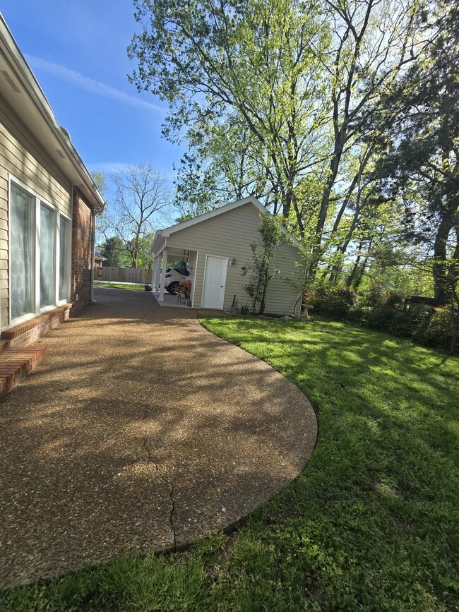 Building Photo - 232 Pebble Glen Dr