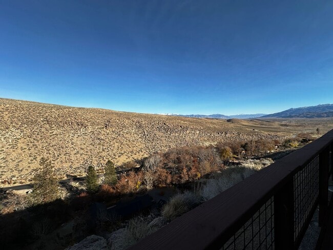 Building Photo - Views from Paradise!