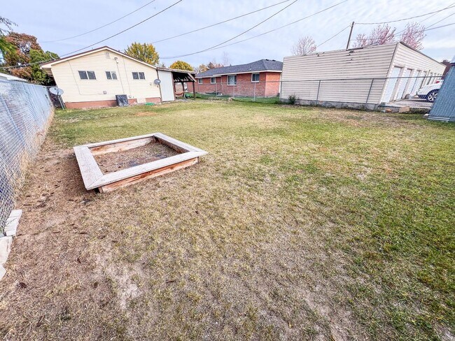 Building Photo - 147 W Fremont Ave