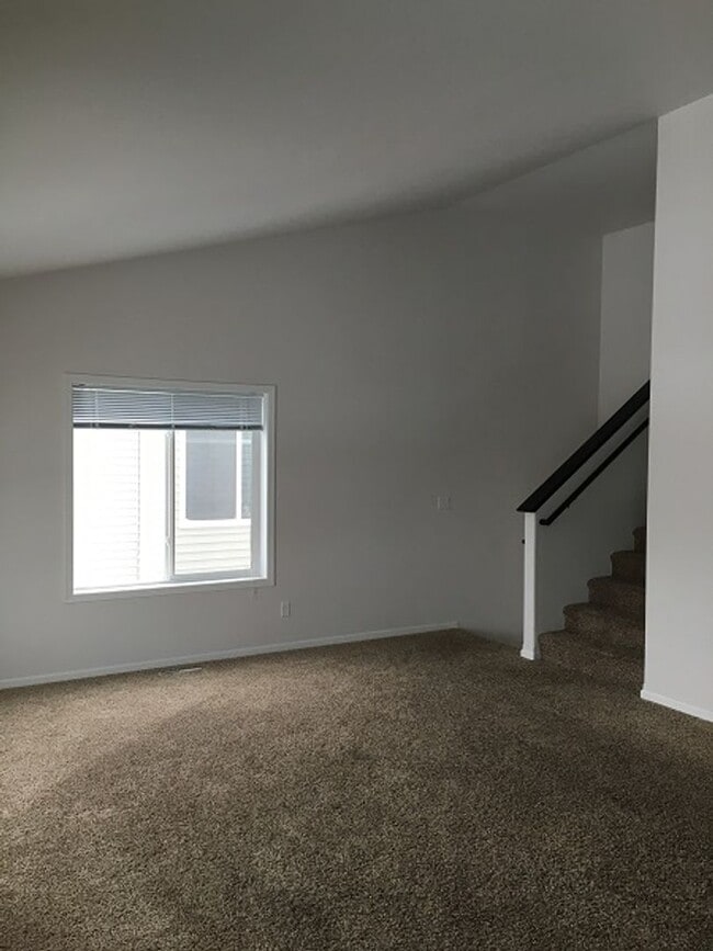 Building Photo - 3 bed 3 bath
