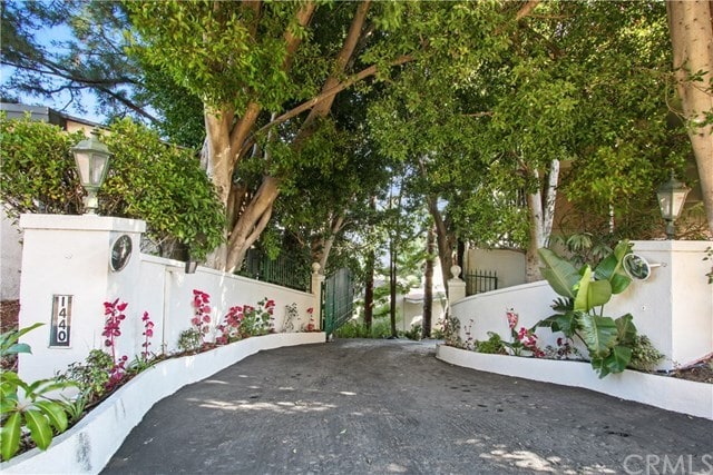 Building Photo - 1440 Sunset Plaza Dr