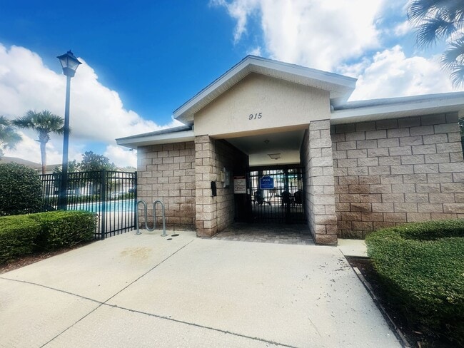 Building Photo - 2 BR 2 BA  TOWNHOME  -    Southern Creek S...