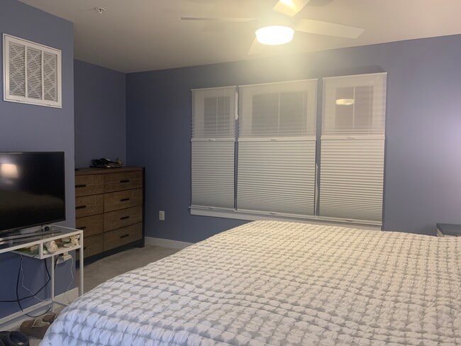 2nd (top floor) primary suite has its own bathroom - 3606 Journal St