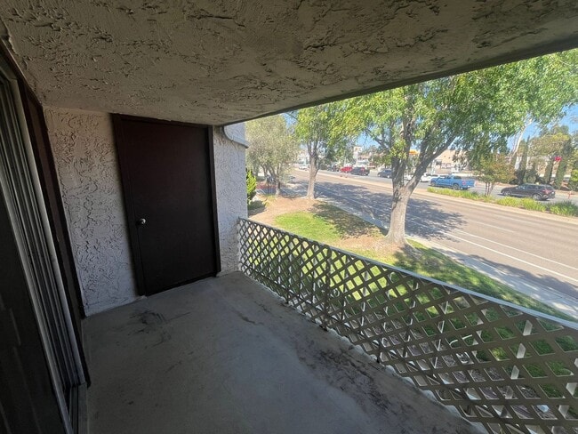 Building Photo - Spacious 2 Bed / 1 Bath Upstairs Condo in San Carlos – Utilities Included!
