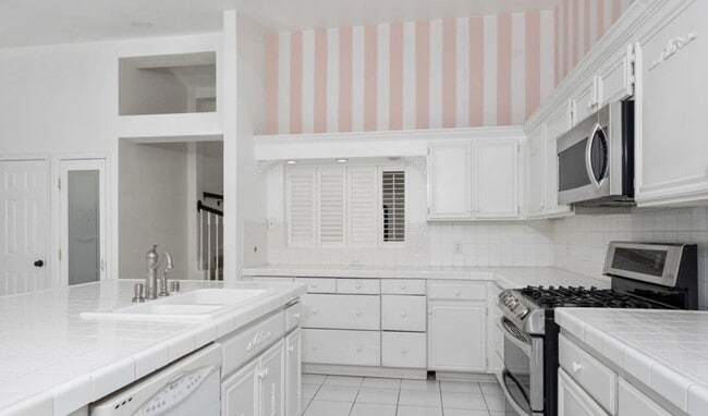 Building Photo - Spacious 5-Bedroom Home with Pool – Perfec...