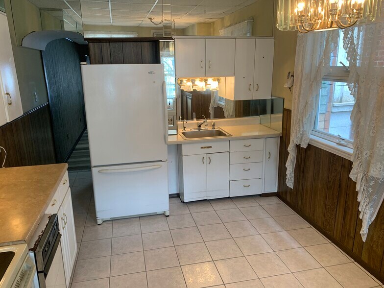 Building Photo - 1314 E Centre St