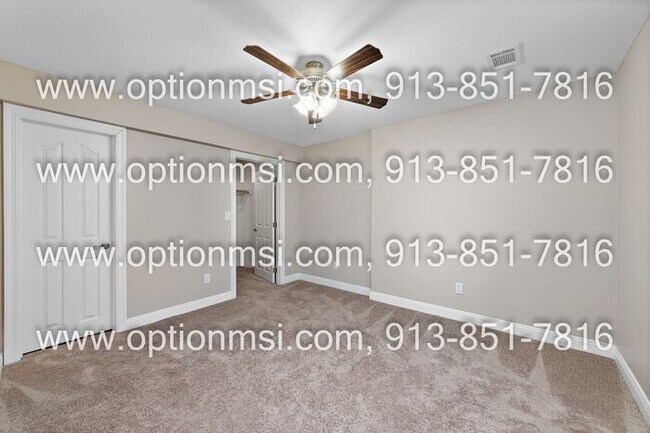 Building Photo - Blue Valley Townhome!