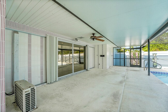Building Photo - 154 SE Naranja Ave