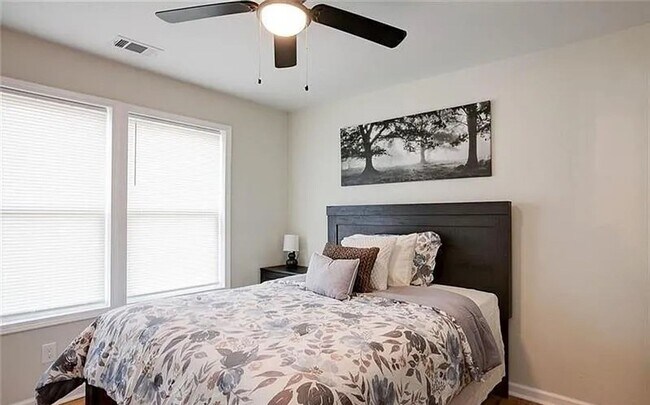 Building Photo - Elegant 3 BD 2.5 BA Home Offering Luxury Living in the Heart of Atlanta