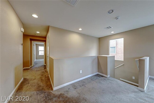 Building Photo - Northwest 4 bedroom!