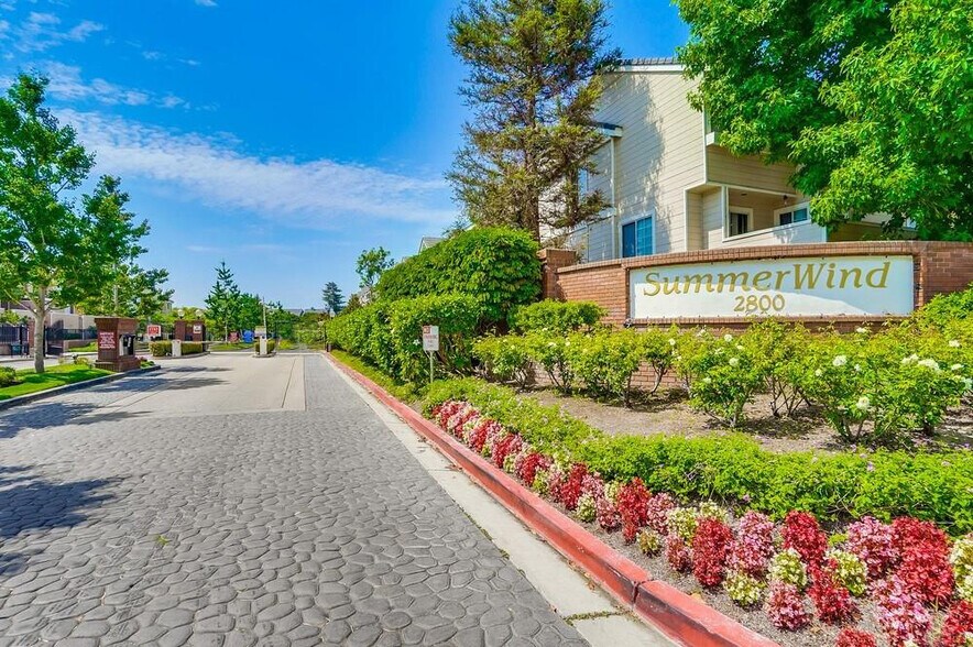 SummerWind community entrance - 2800 Plaza del Amo