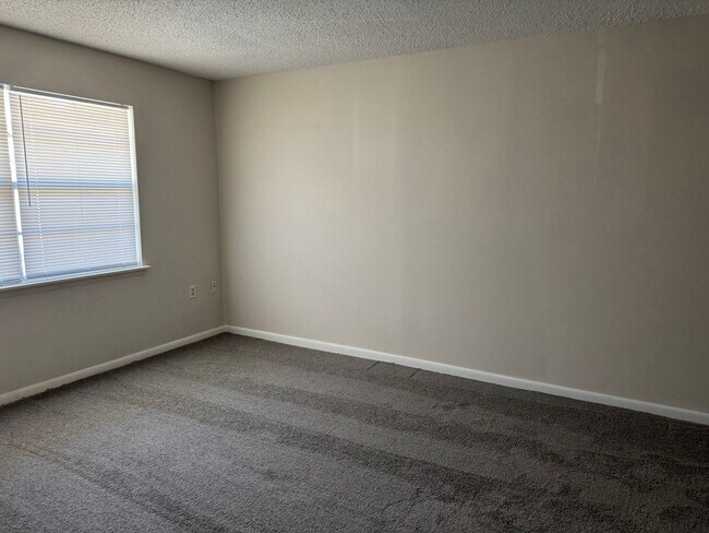 Building Photo - JS-605 Colonial Drive #2