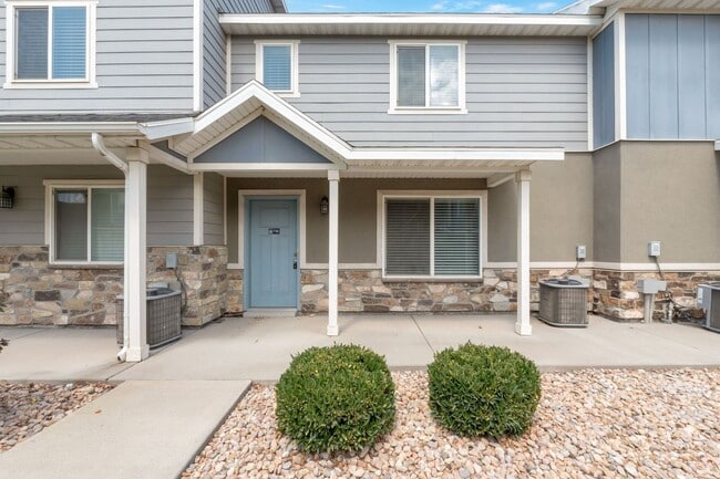 Building Photo - Amazing 2 Story Townhome in Vineyard w/ at...