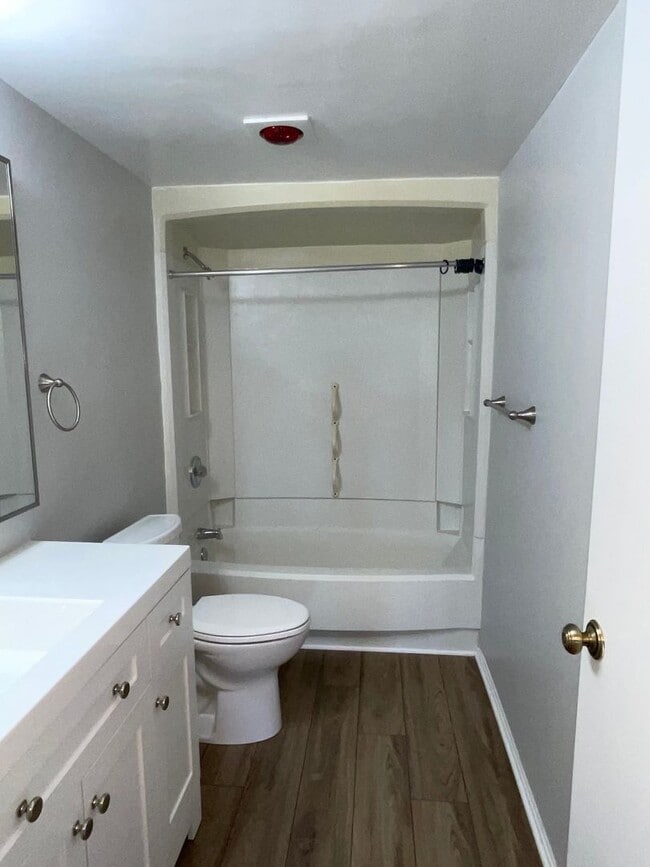 Building Photo - Large 2BR 2BA 7th floor condo facing the g...