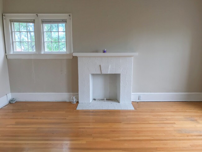 Building Photo - 2549 N Lake Dr