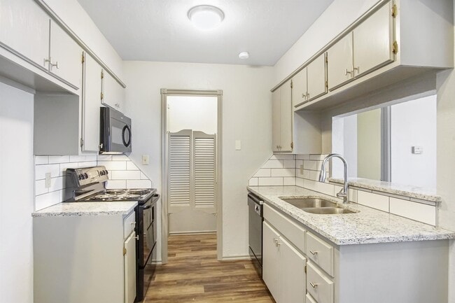 Building Photo - 1000 Rambling Oaks Dr