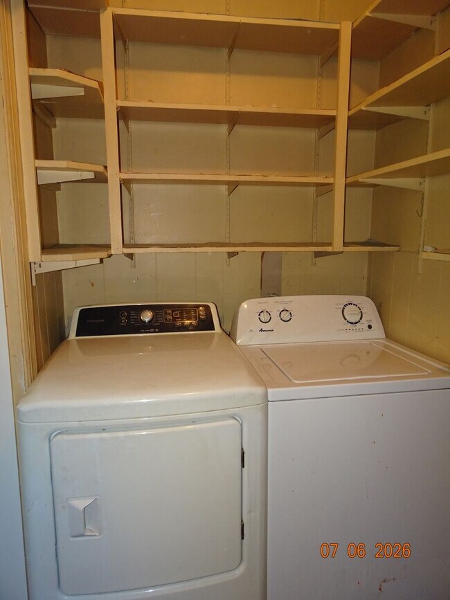 Building Photo - 3 bedrooms, 2 baths single family home