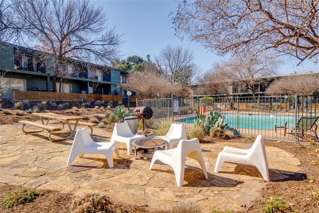 Building Photo - 1304 Mariposa Dr