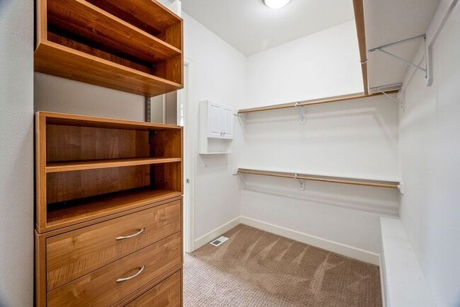 Building Photo - 307 NW Meridian Ridge Ct
