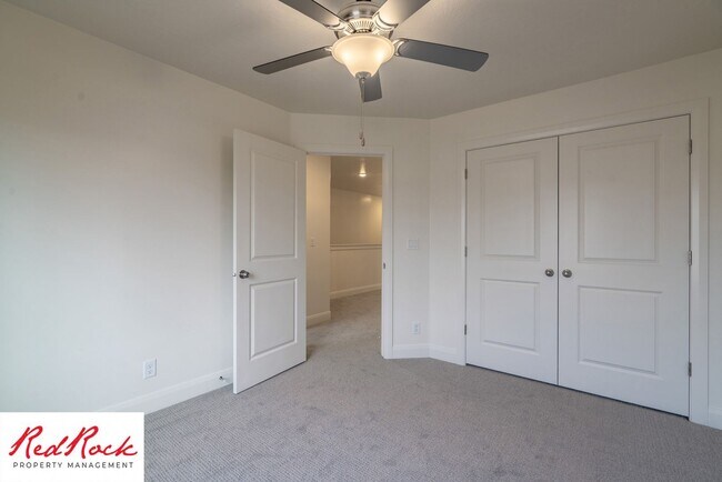 Building Photo - Stunning Spacious 3 Bedroom Unit