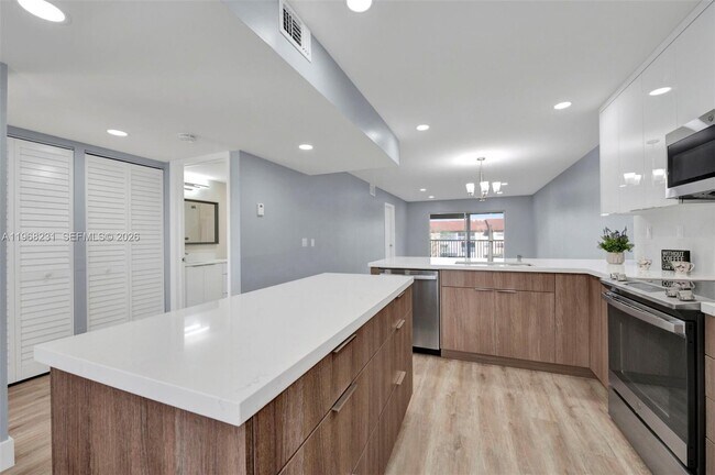 Building Photo - 1351 SW 125th Ave