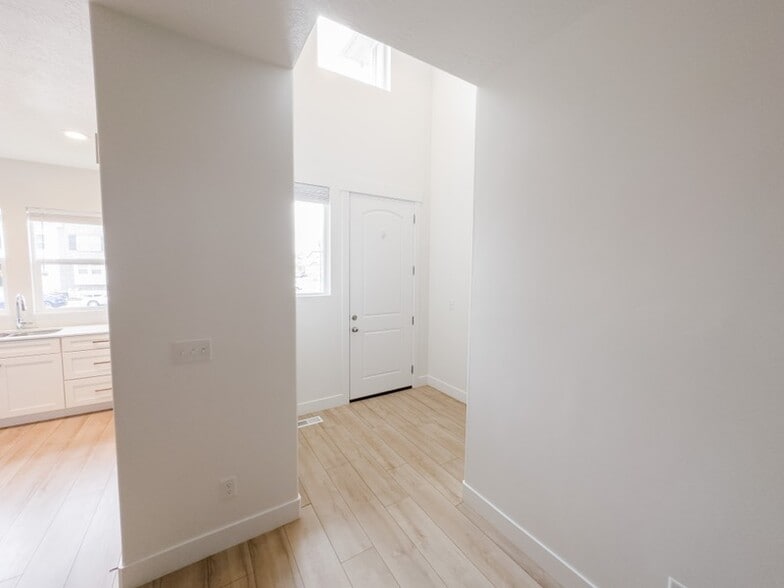 Building Photo - 266 W 590 N