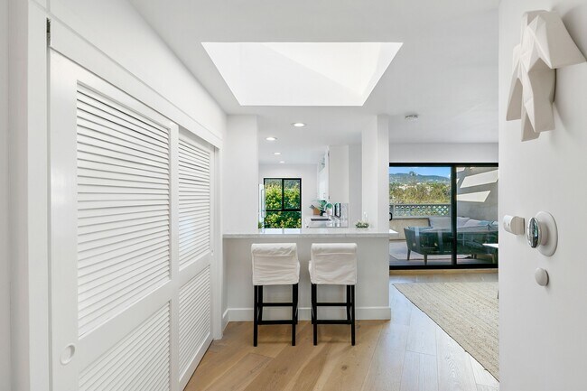 Building Photo - 6502 Dume Dr
