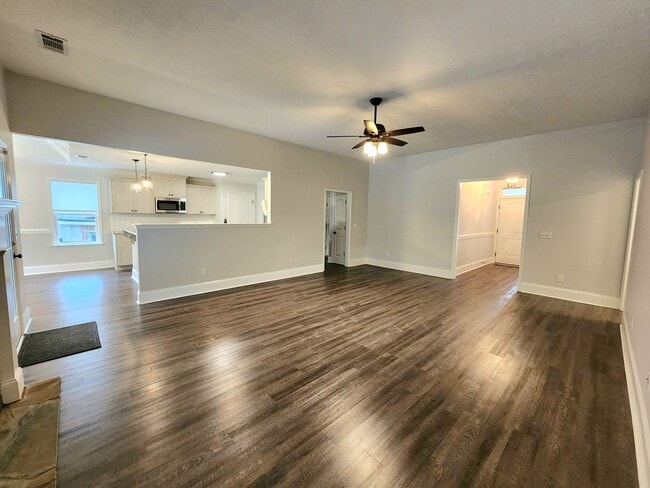 Building Photo - 4 Bedroom Ranch in Willow Oak Village