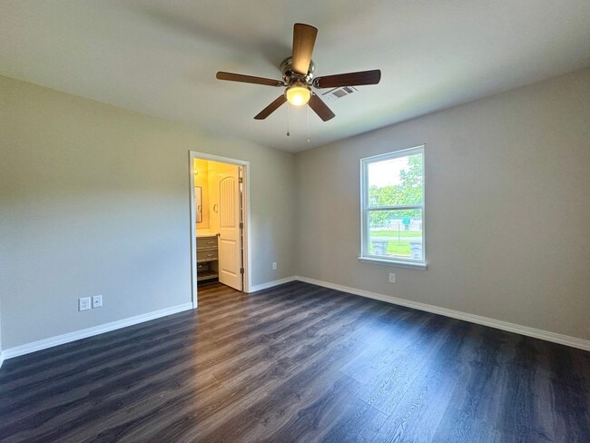 Building Photo - 2 Bedroom/2 Bathroom Triplex Unit in Southside