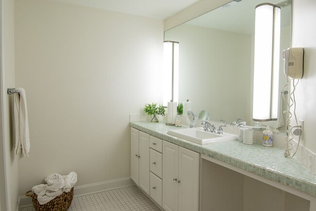 Building Photo - Luxury Living w/ Pool In Brentwood!