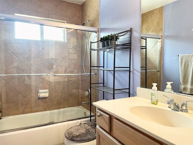 Building Photo - 2225 Naomi St