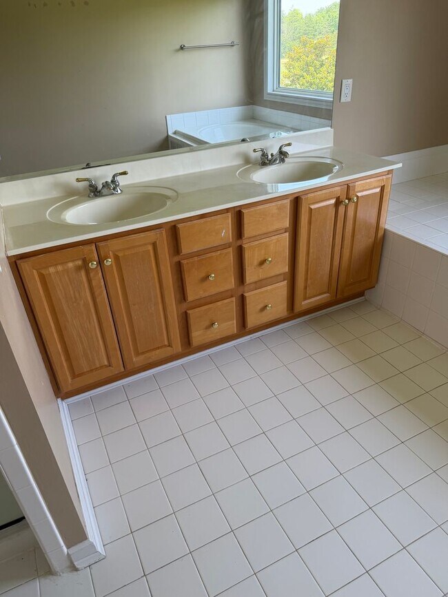 Building Photo - 4BR/3.5BA | Newly Renovated Single Family Home | Large Home is Desirable Pine Run!  Best of Mason