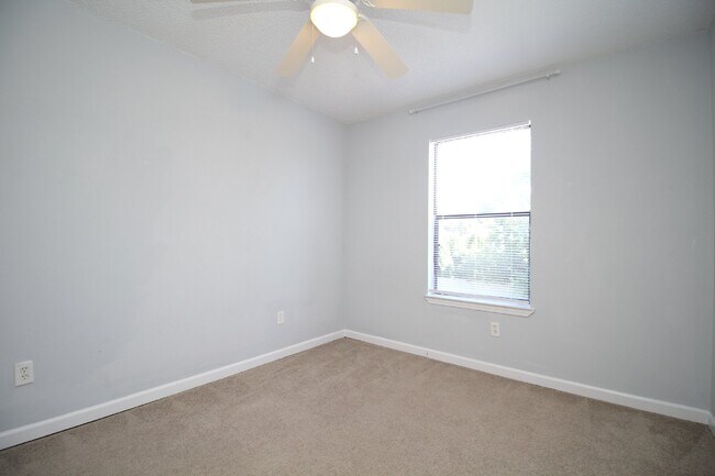 Building Photo - Spacious 3-Bedroom, 1.5-Bath Townhome in Gulf Breeze Near Top-Rated Schools, Beaches, and Gulf Br...