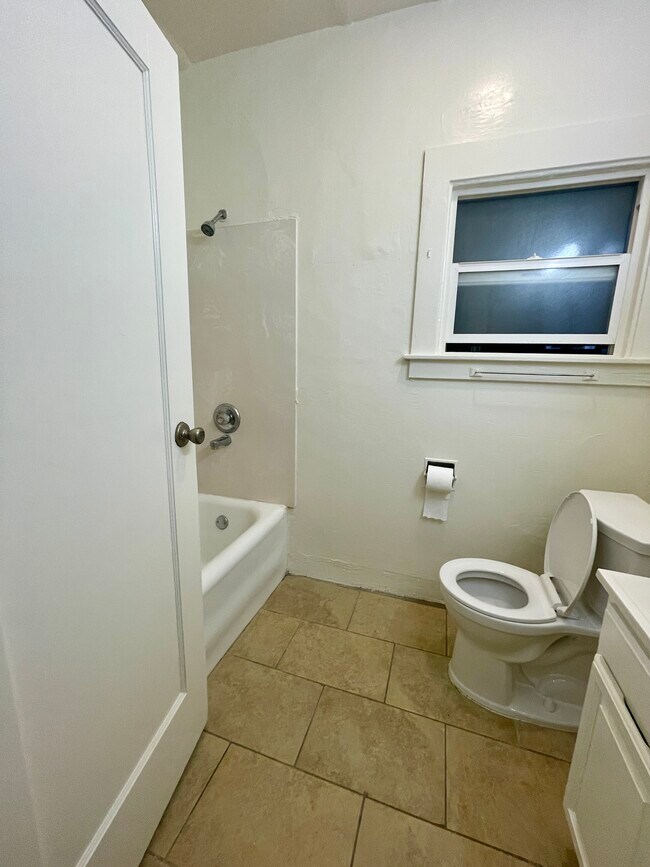 Building Photo - 564 53rd St