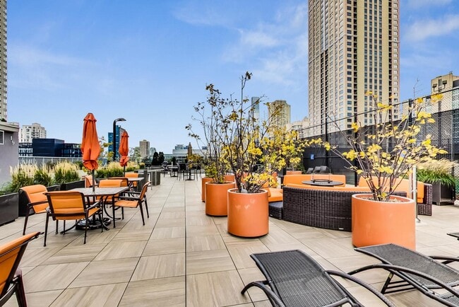 Building Photo - 345 N La Salle Dr