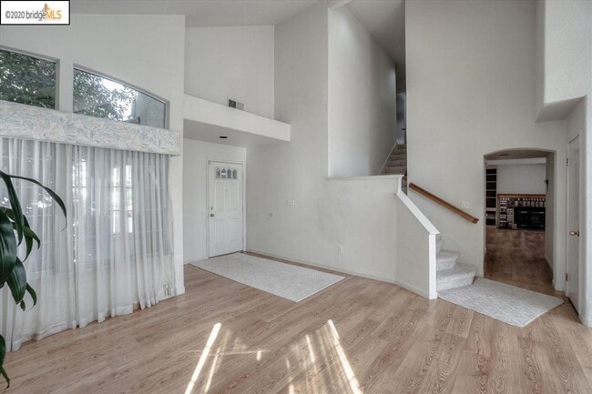 Building Photo - 4973 Ridgeview Dr