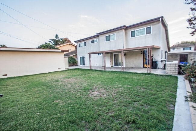 Building Photo - This lovely North Oxnard 4 bedroom 2 bath home with Vintage Oxnard Vides!!! COMING SOON